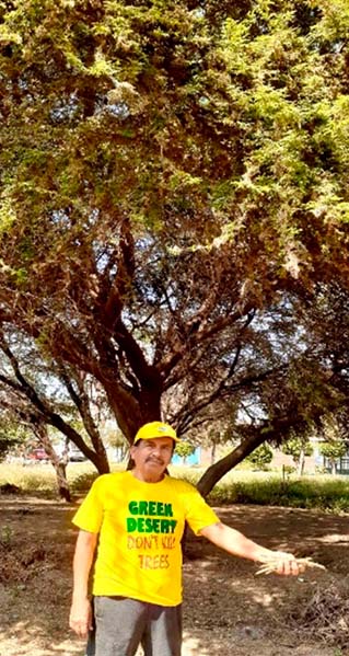 imagen de hombre con polo amarillo
